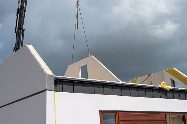 Grue levant un panneau préfabriqué